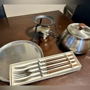 Vintage 1970 fondue set - like new!